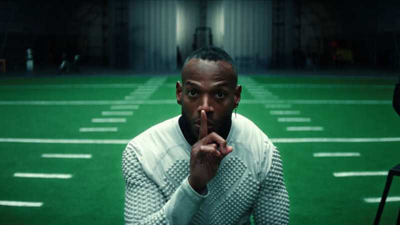 Him: quando la metafora gioca bene, ma manca il touchdown | Recensione