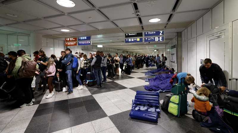 Droni sopra l'aeroporto di Monaco: due giorni di stop ai voli e disagi per migliaia di passeggeri