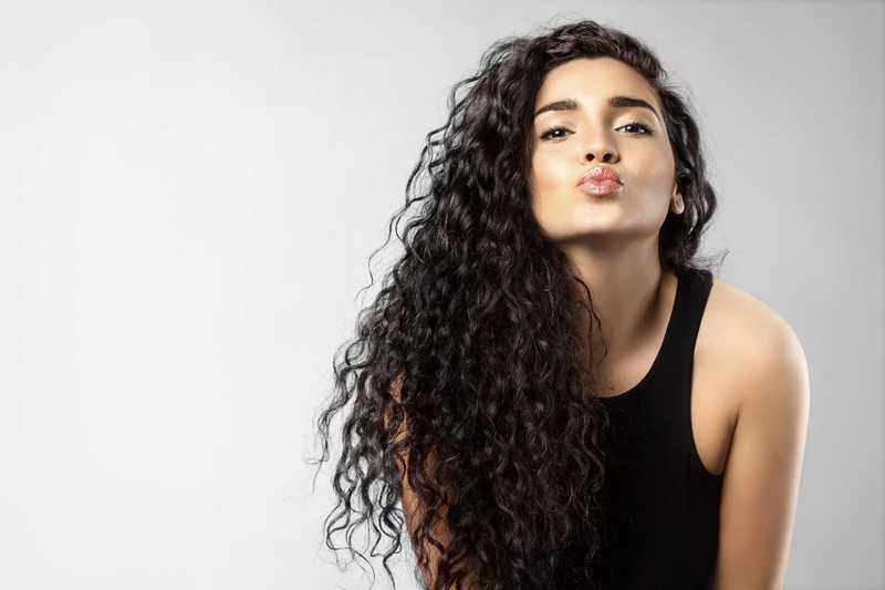 A chi stanno bene i capelli neri? Ecco alcuni suggerimenti