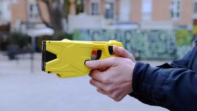 Muore in ambulanza dopo essere stato fermato con il taser dai carabinieri a Napoli