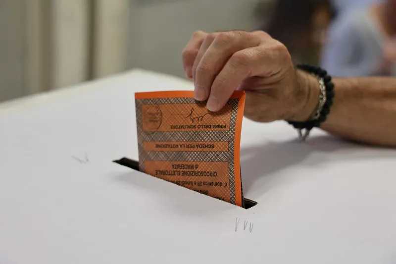 Giovani italiani, tra voglia di cambiamento e sfiducia nella politica: ecco come votano e si informano