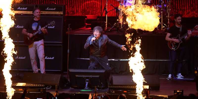 Javier Milei rockstar: il presidente argentino canta prima del voto