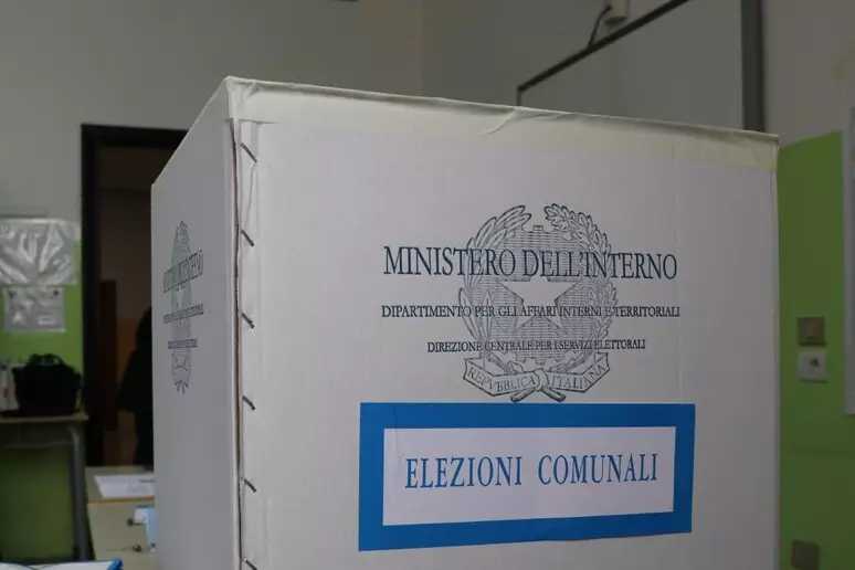 Elezioni Comunali a Aosta: Girardini vs Rocco, la Sfida del Ballottaggio