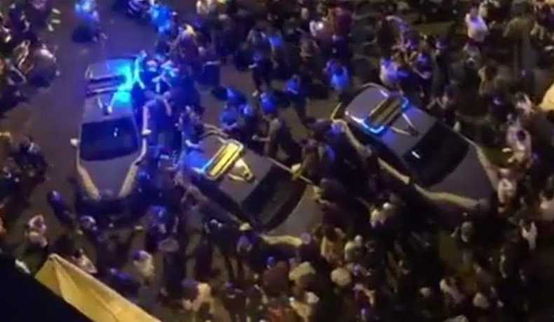 Napoli, lite tra giovani finisce in sparatoria: panico in piazza Bellini