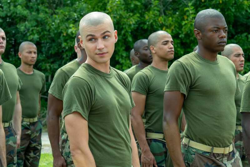 Boots – 1×01 The Pink Marine: l'inizio di un viaggio intenso tra coraggio e identità