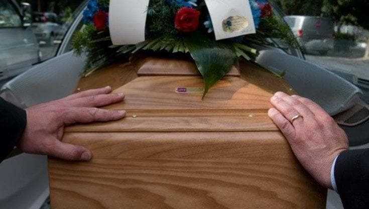 La bara sfugge al portatore, si apre e la defunta cade: shock al funerale