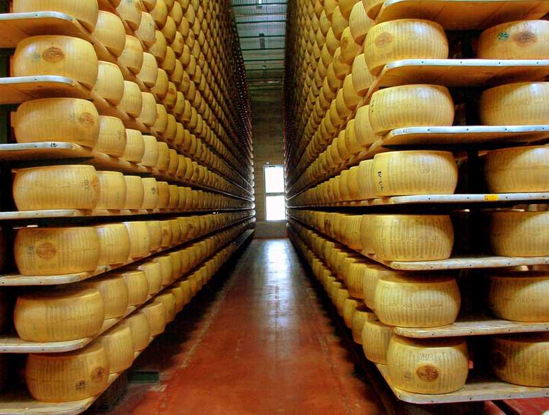 Quanto costa (e quanto pesa) una forma intera di Parmigiano Reggiano?