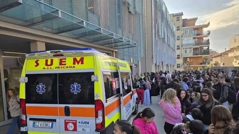 A Pescara ammoniaca sprigionata nelle aule, evacuato liceo: “Molti i malori tra studenti e docenti