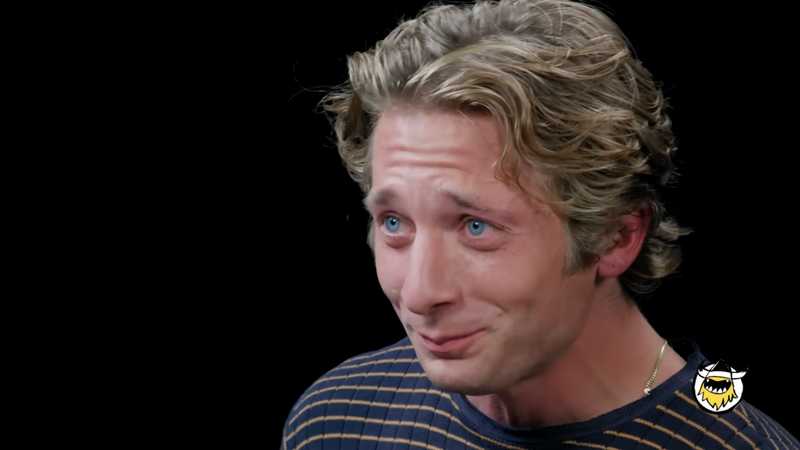 Jeremy Allen White tra storie di ristoranti e ali piccanti su Hot Ones