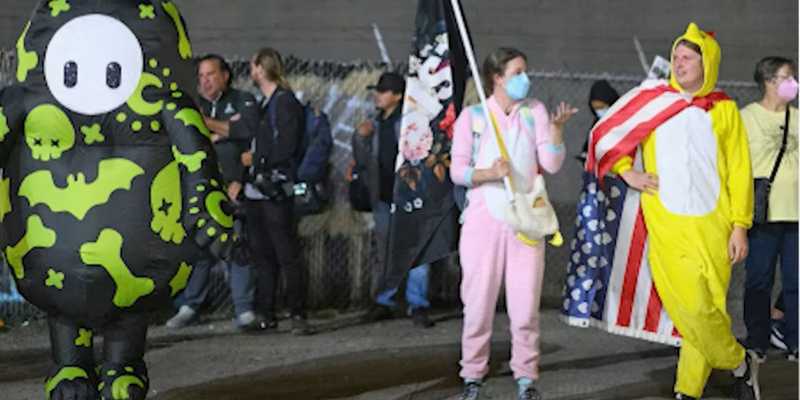 Contro la violenza di Trump, i cittadini americani sperimentano proteste pacifiche e satiriche dal basso