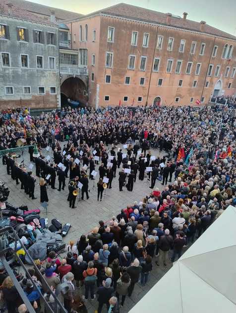 Fenice di Venezia: nel giorno della Prima saltata l'orchestra in piazza contro la nomina di Beatrice Venezi