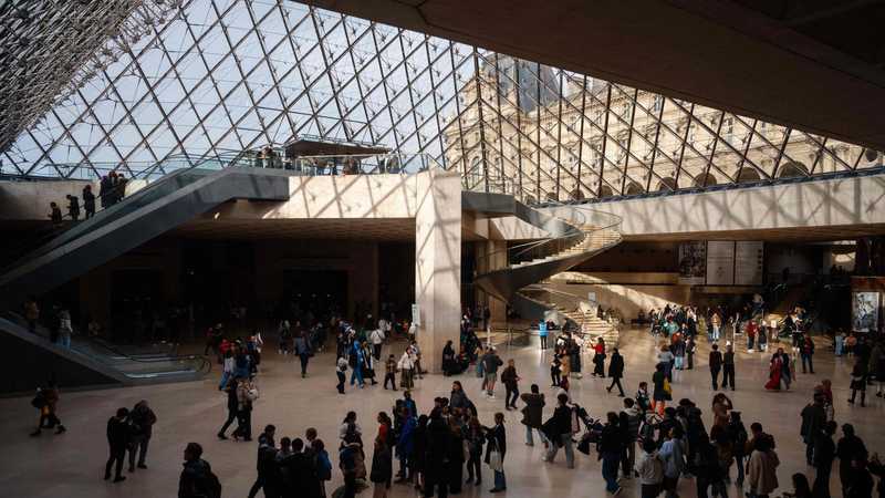 Rapina al Louvre, rubati gioielli di Napoleone: i ladri entrati da una finestra, poi fuga in scooter