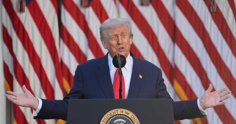 Trump si è rifatto le palpebre e non sono venute bene. Vanno di moda gli ‘occhi da gatto’, una follia. No alle labbra a canotto: così il professor Carlo Gasperoni