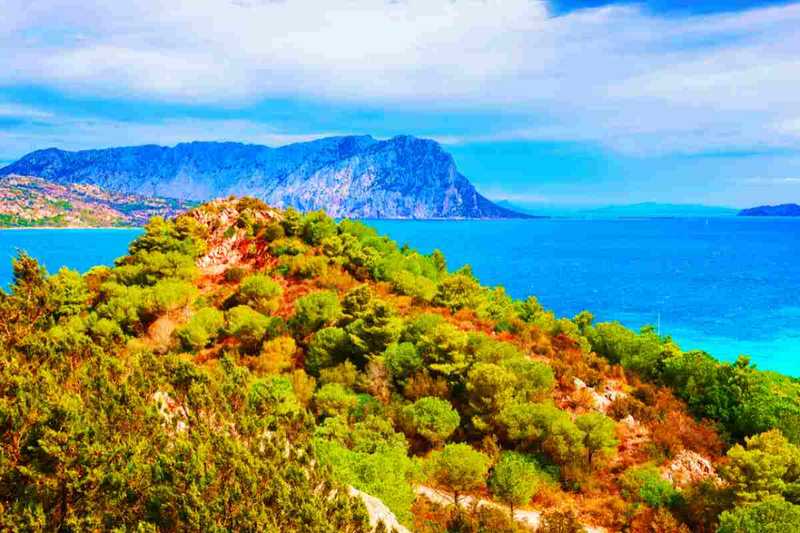 La bellezza della Sardegna in autunno tra il blu profondo e il benessere