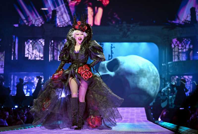 Lady Gaga incanta Milano con uno show che celebra vita e morte in stile opera pop