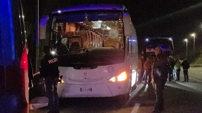 Tre arresti per l’assalto al bus dei tifosi del Pistoia Basket: la chat, la spedizione punitiva e i volti degli ultras di Rieti