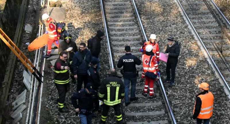Treno travolge tre ragazzi: almeno un morto