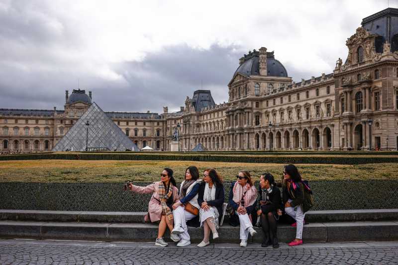 Louvre, la banda dei gioielli lascia indizi in tutta parigi: dalle pantere rosa all’infiltrato, le piste sul colpo al museo