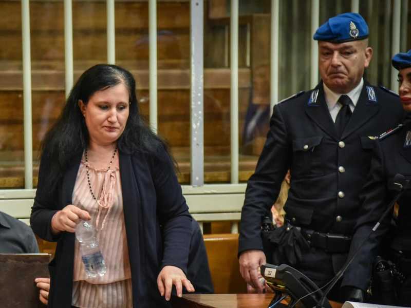 Alessia Pifferi vuole sposare la compagna di cella: «La chiama moglie». La nuova perizia in aula: «Bugiarda compulsiva, ma capace di intendere»