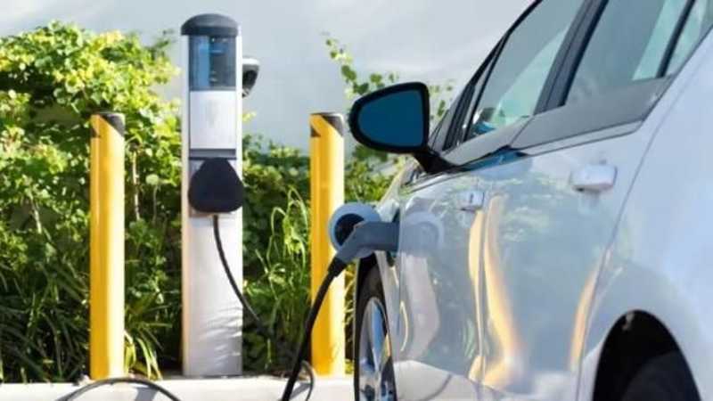 Incentivi auto elettriche, click day oggi alle 12: quali sono i comuni ammessi al bonus rottamazione (da 11 mila euro), la lista