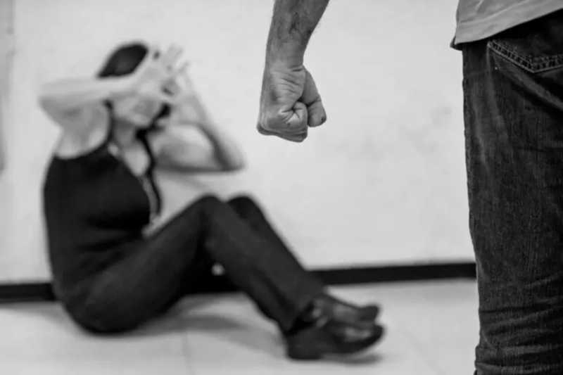 Ossessionato da una ragazza, la rintraccia tramite il curriculum su Facebook prima di violentarla. Arrestato