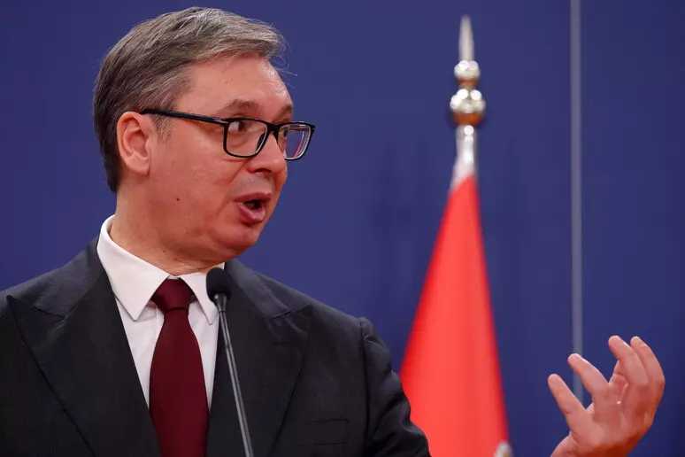 Sparatoria e incendio davanti al Parlamento serbo: un ferito grave