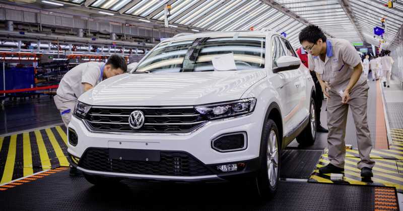 Volkswagen sospende la produzione di Golf per crisi semiconduttori
