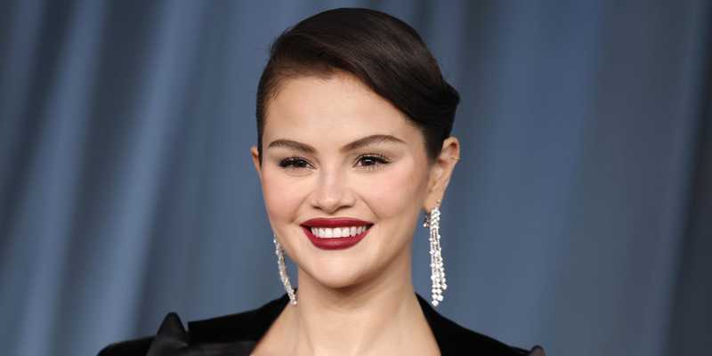 Selena Gomez sfoggia nuovo look e orecchini di diamanti