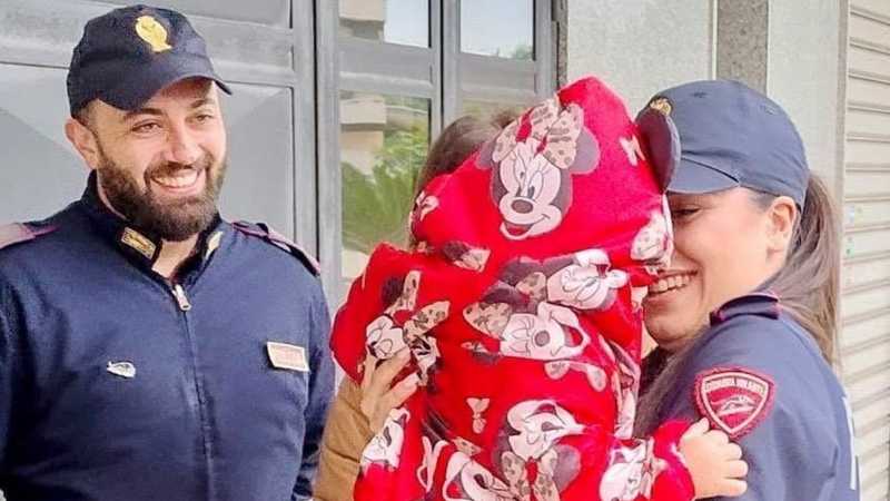 Bimba di 14 mesi salvata, poliziotti scortano papà in ospedale
