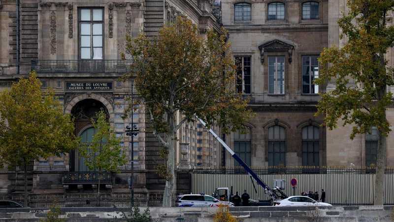 Furto al Louvre: due arresti grazie al Dna, restano in fuga altri due complici