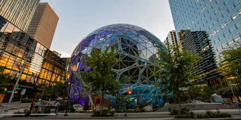 Amazon licenzia dipendenti con messaggi di testo all’alba