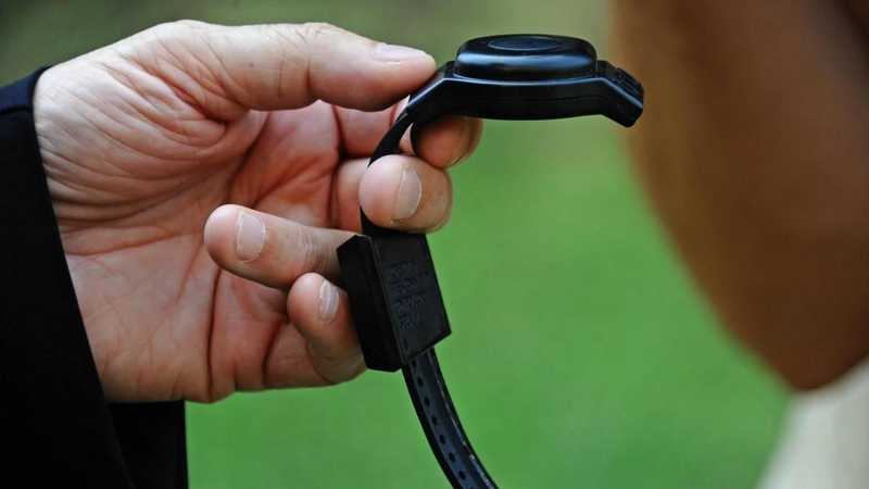 Braccialetto anti-stalking: protezione e sfide