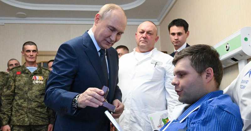 Russia: abbattuti 100 droni ucraini, stop a voli. Putin chiede resa a Kiev