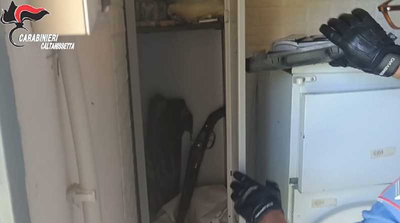 Armi e droga in un casolare a Niscemi