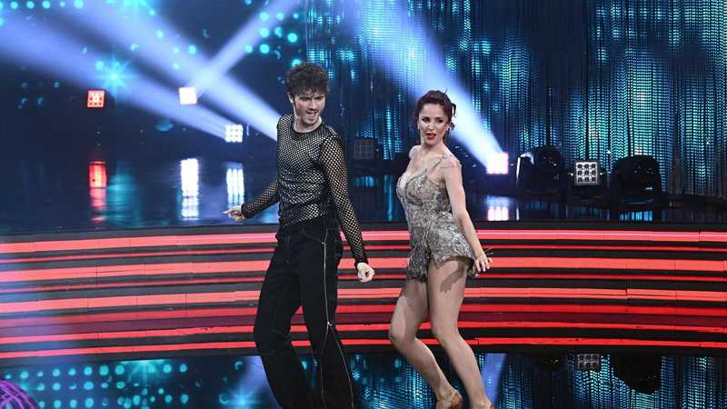 La notizia della morte di Evan Oscar Delogu, fratello di Andrea Delogu, ha scosso profondamente il mondo dello spettacolo italiano, in particolare la produzione di Ballando con le stelle,