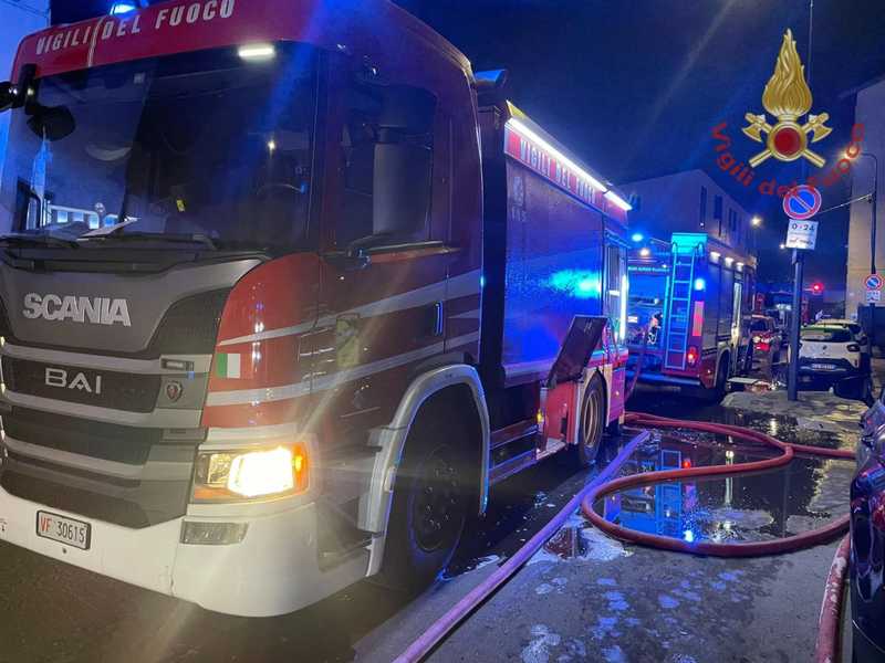 Incendio in via Giuliani a Greco: cinque intossicati e un’anziana ferita