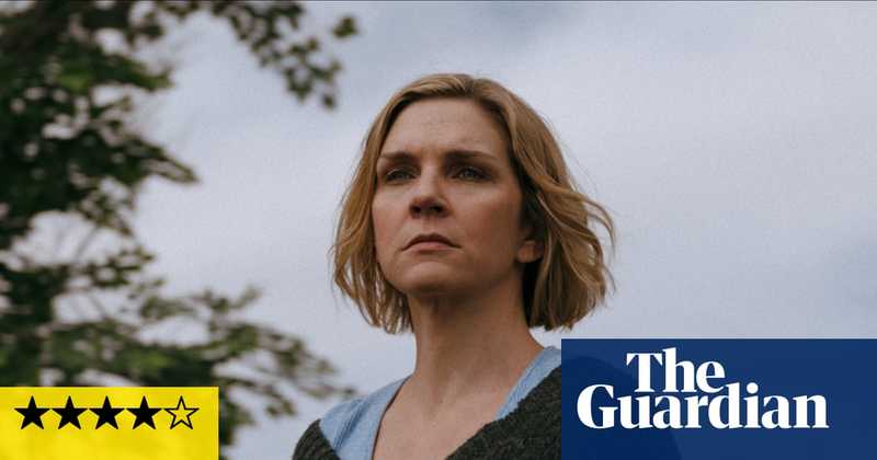 Pluribus, la nuova serie di Vince Gilligan, si presenta come un audace esperimento narrativo che sfida le convenzioni televisive contemporanee.