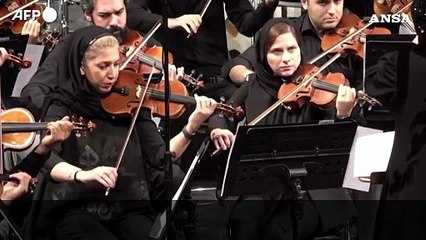 Iran, prima donna alla guida di un’orchestra sinfonica