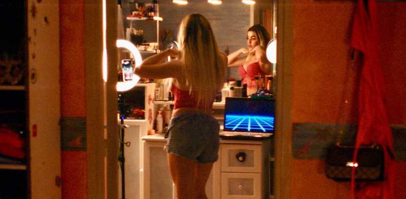 Una Ragazza Brillante: Fragilità Nascosta Dietro lo Schermo