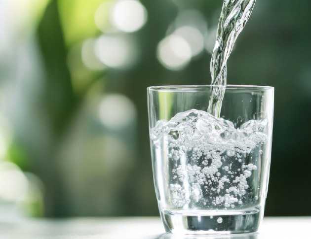 Acqua Frizzante: Benefici, Rischi e Miti da Sfatare