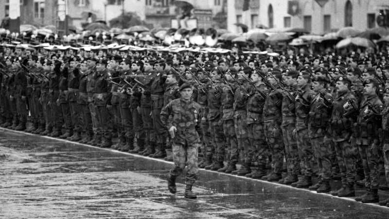 Naja: un'ombra lunga su gioventù e società