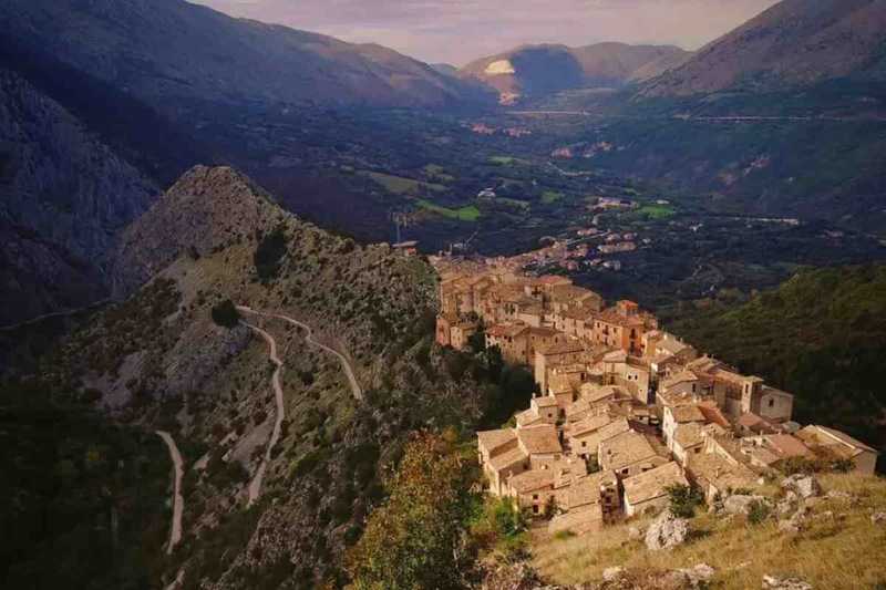 Castrovalva: il borgo abruzzese che sfida le vertigini