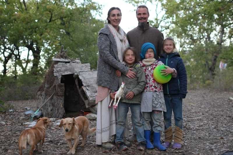 Famiglia del Bosco accetta casa: battaglia per i figli continua