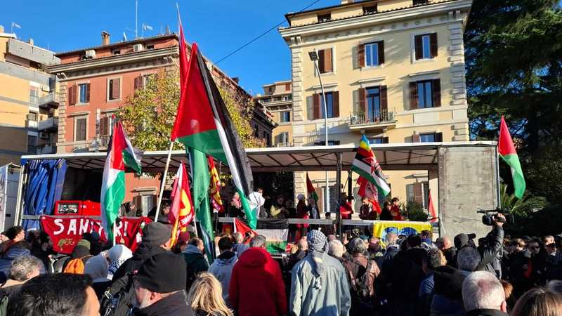 Roma: Migliaia in piazza per la Palestina, tensioni con la stampa