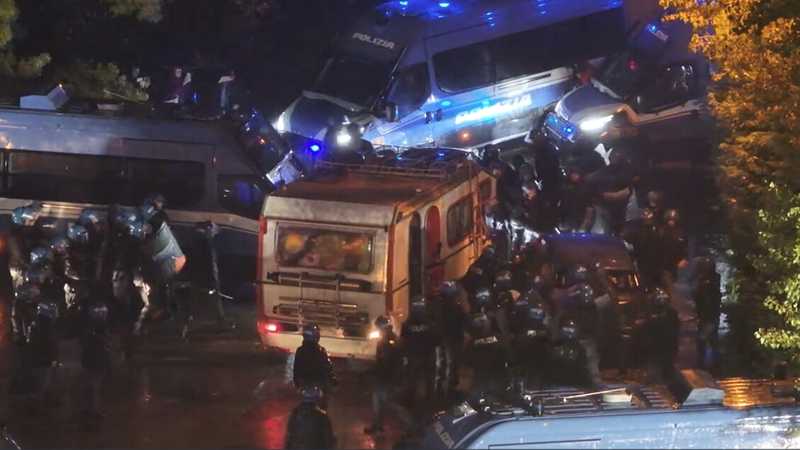 Fuga dal rave di Campogalliano: camper bloccati