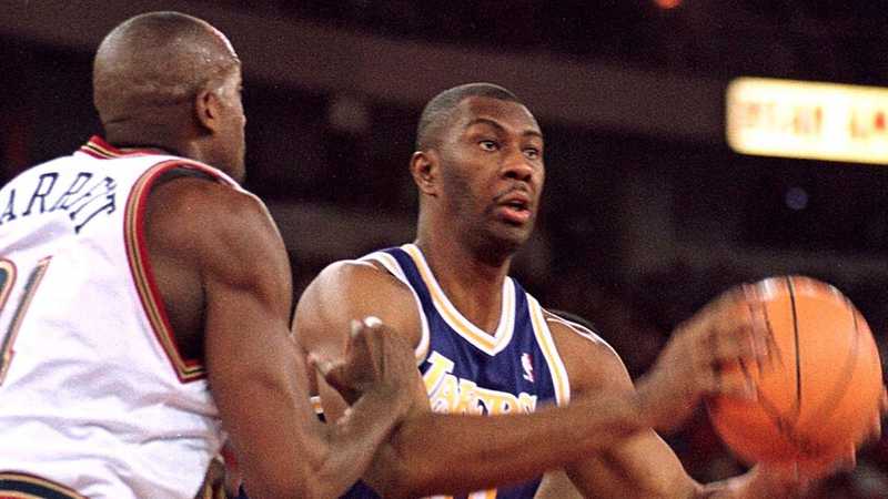 Elden Campbell, Campione NBA e Ex-Lakers, Muore a 57 Anni