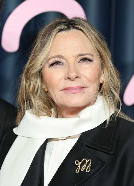 Kim Cattrall Sposa: Eleganza Minimalista per un'Icona