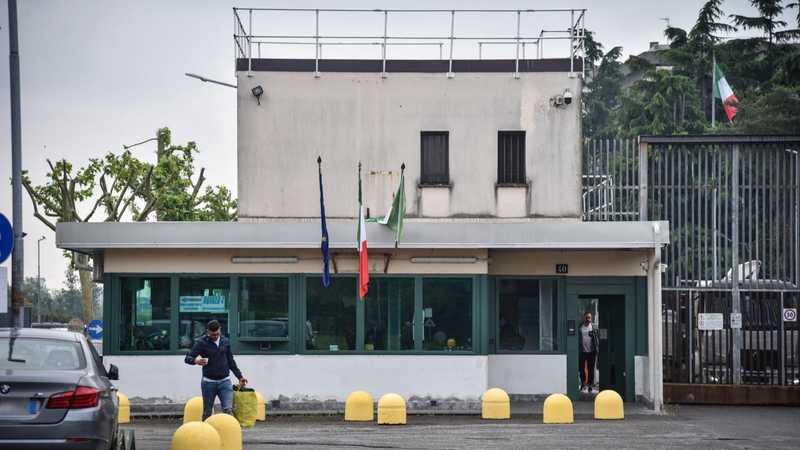 Evasione spettacolare dal carcere di Opera: detenuto pericoloso fugge con lenzuola annodate