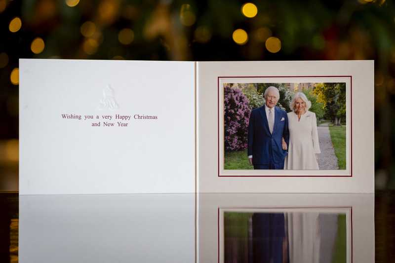King Charles e Queen Camilla svelano la Christmas card 2025 tra timori per la salute del sovrano