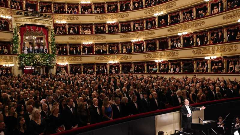 Prima della Scala: l'applauso a Liliana Segre e l'Inno di Mameli